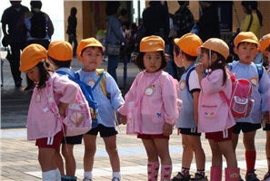 在日本为什么放心让小学生自己上下学？